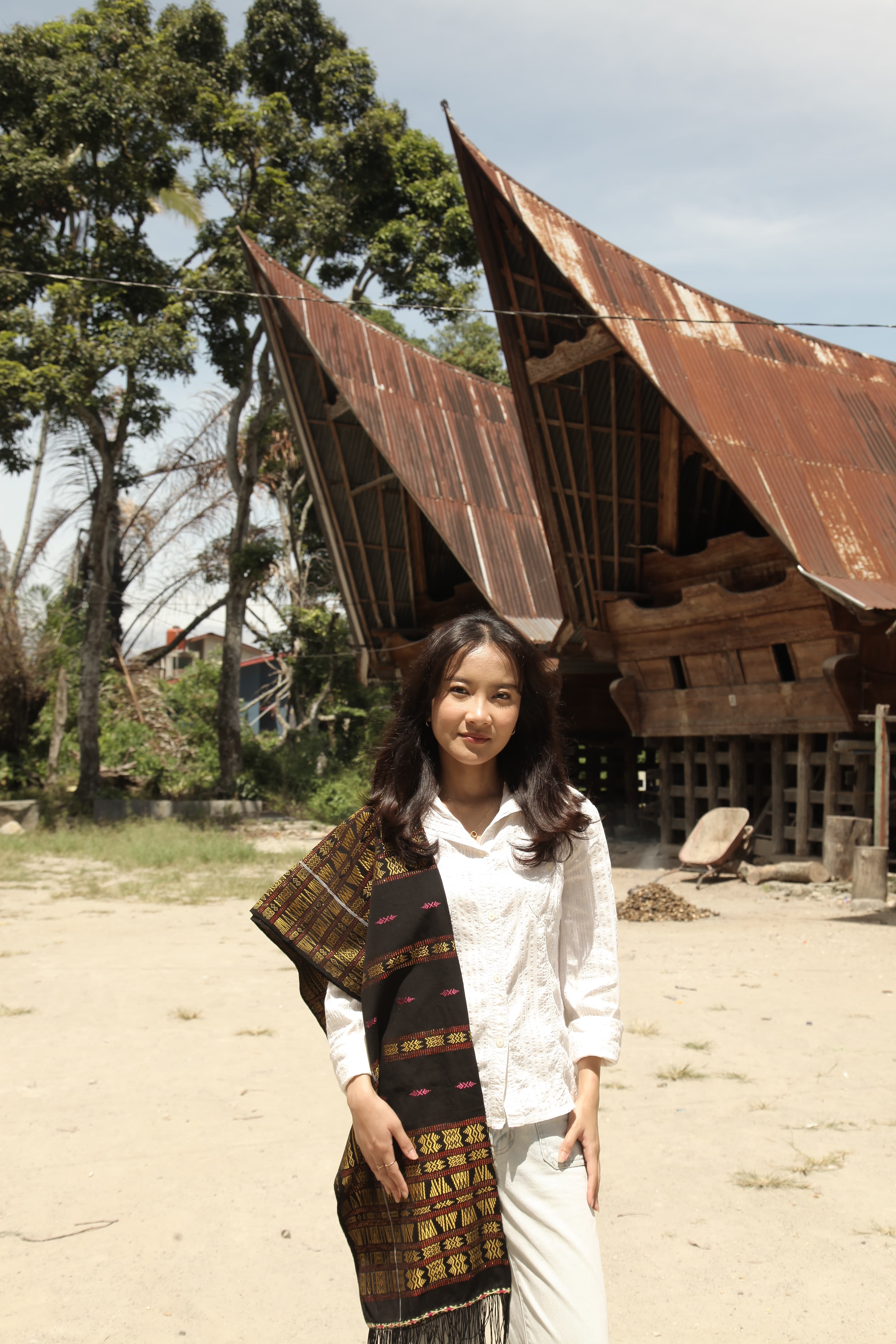 Uis Nipes Hitam Emas