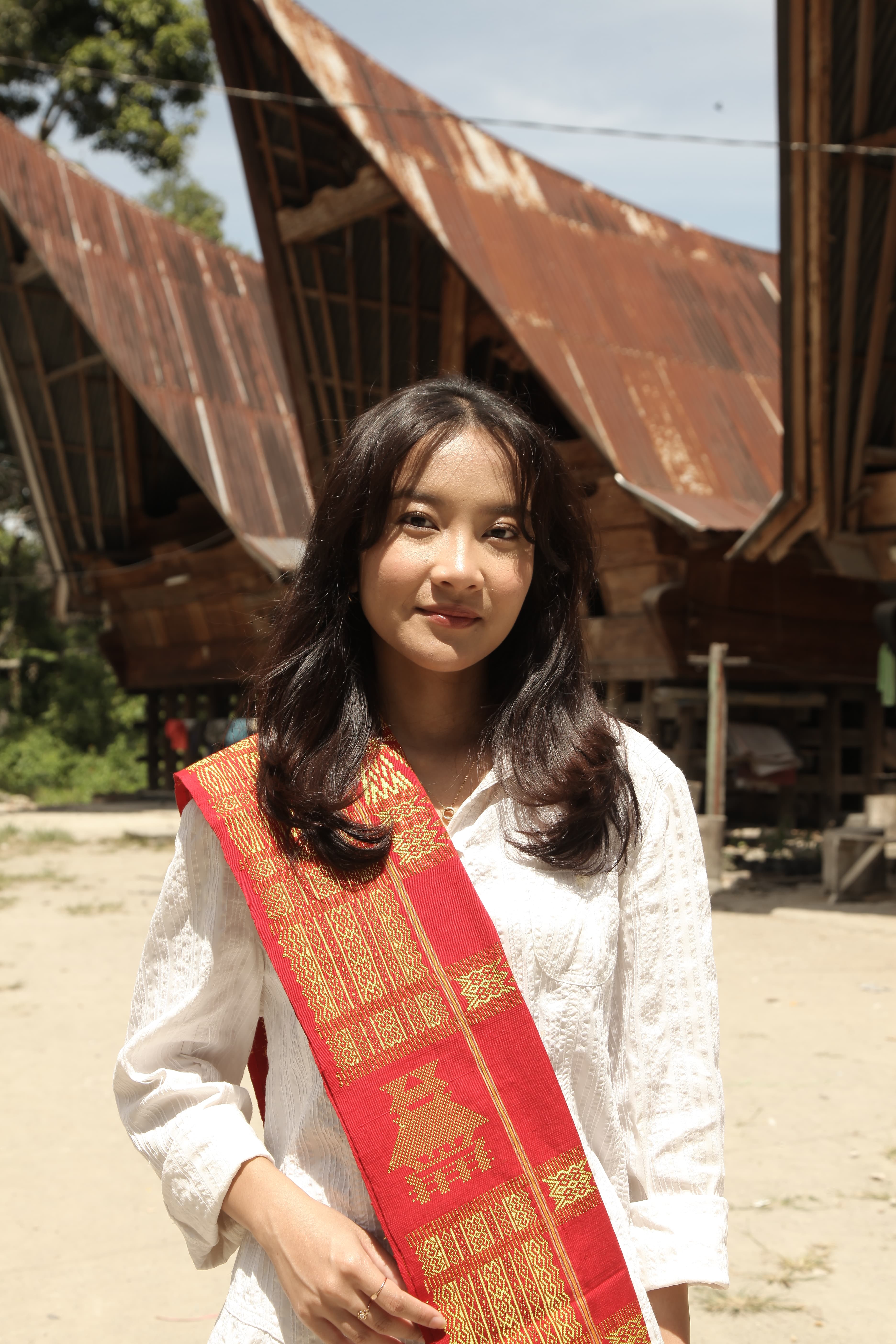 Uis Nipes Merah Emas